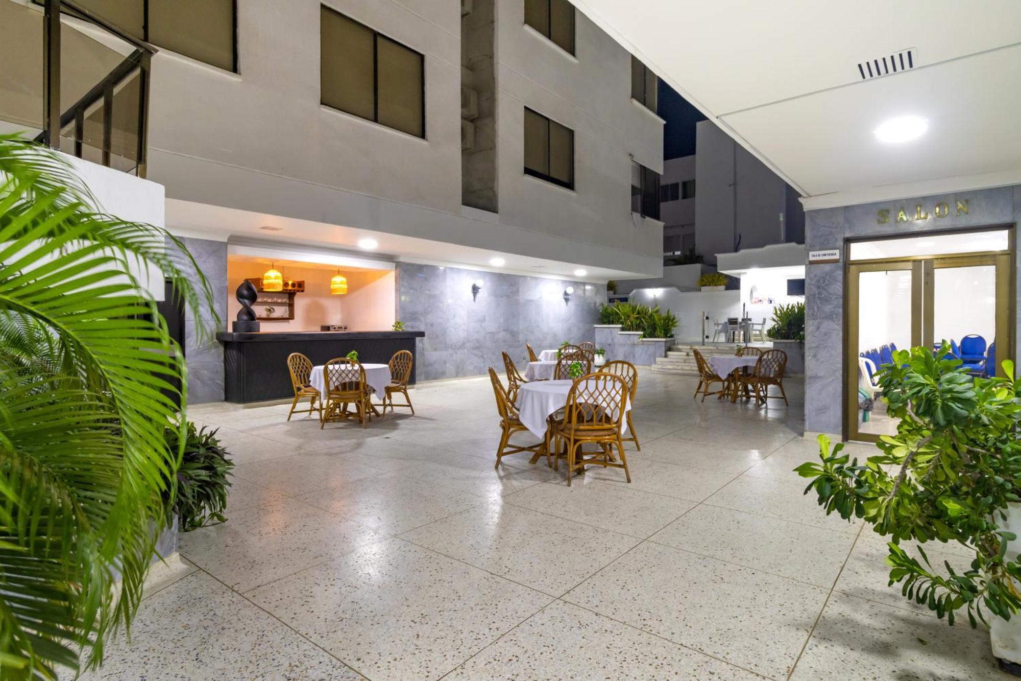 Hotel Axis Inn By Geh Suites 圣玛尔塔 外观 照片